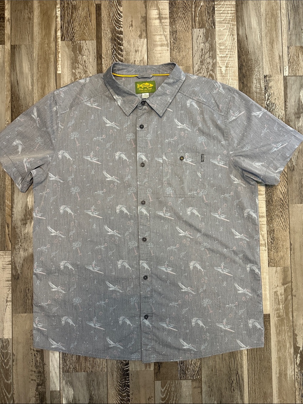 Marsh Wear Men’s Light Gray Short-Sleeve Button-Up with Surf & Bird Print